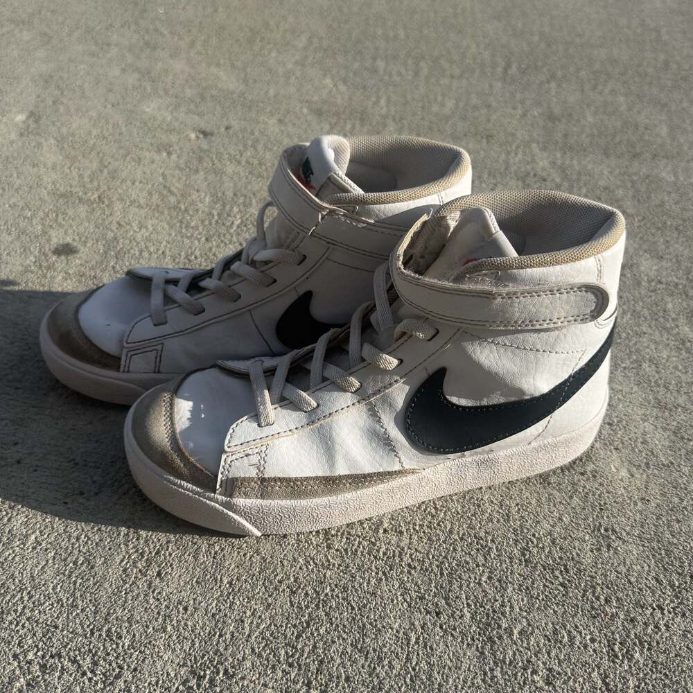 Nike Little Kids' Blazer Mid '77 Fastening Strap Casual Sneakers